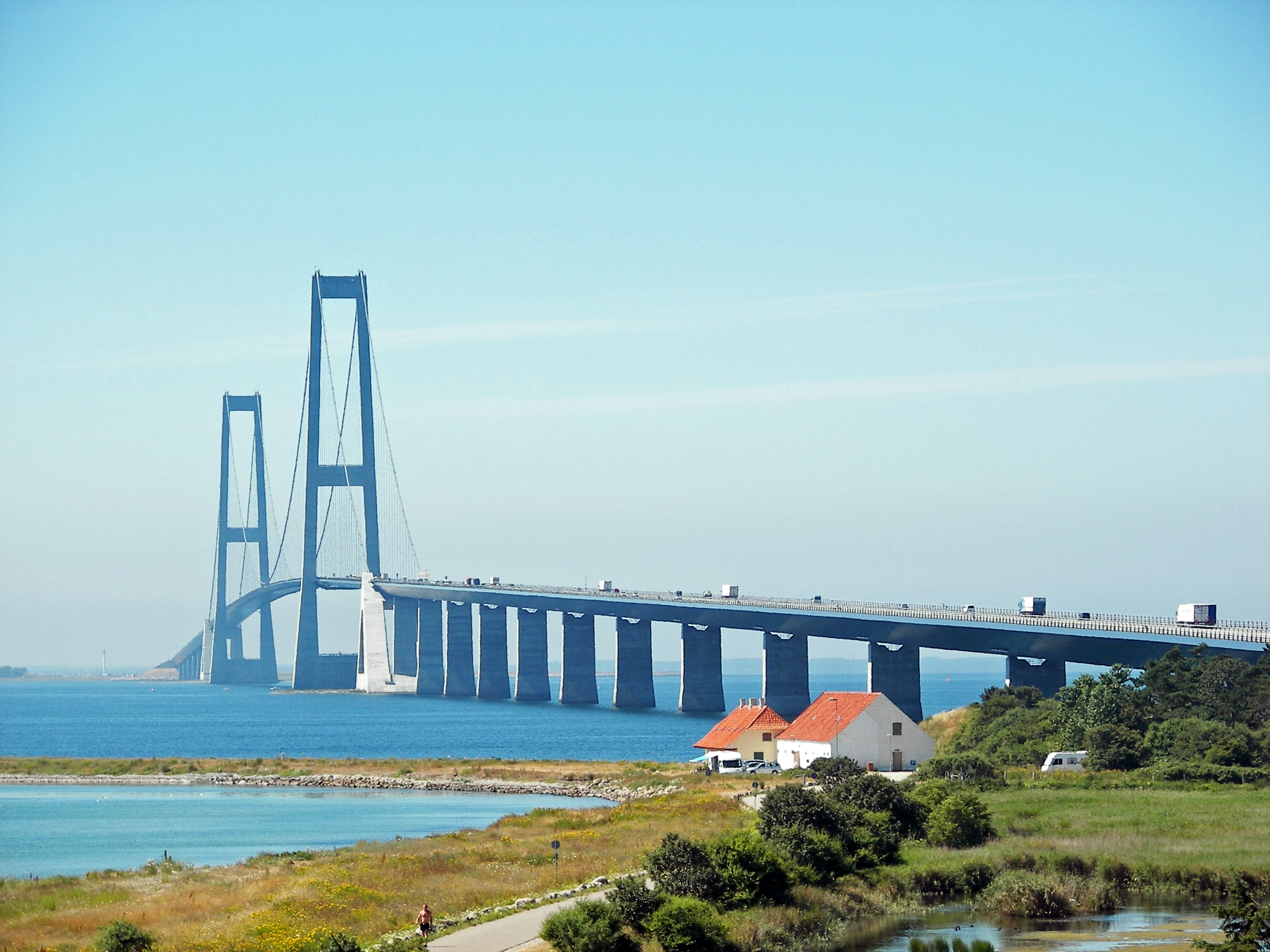 Storebæltsbroen set fra Sjælland i Danmark